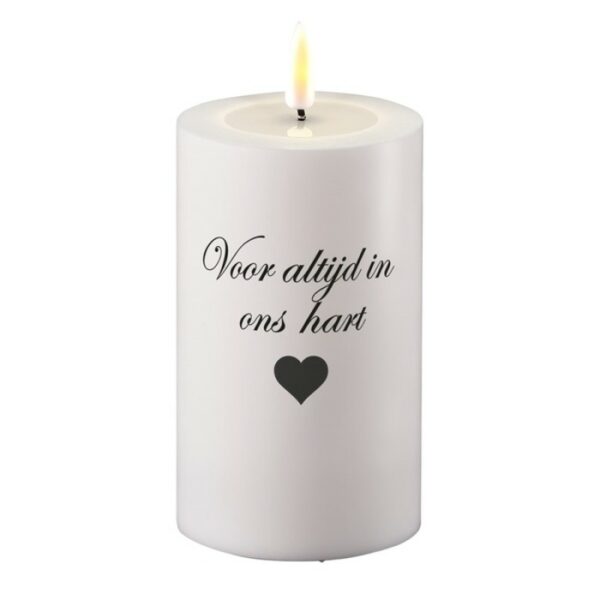 Deluxe Homeart Gedenkkaars met tekst "Voor altijd in ons hart" Led Candle | White | D 7.5* 12,5 cm